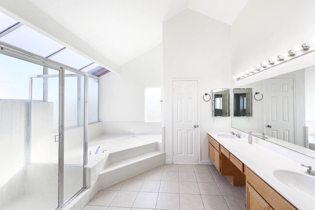 Building Photo - Exceptional 5 bedroom home in Aliso Viejo