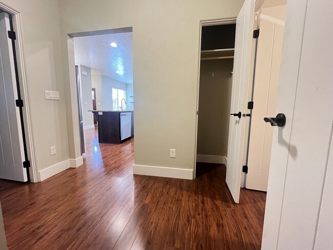 Building Photo - The perfect 2 bed/2bath with office patio home in the beautiful Hazelwood community just off Lake...