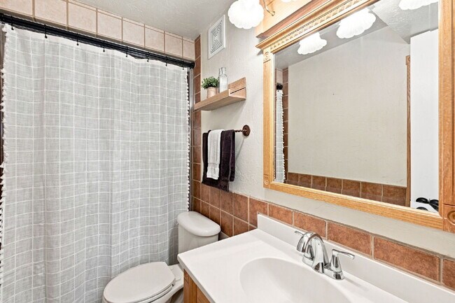 Building Photo - Beautiful 4BED/2BA Tri-Level Home in Widefield Country Club Heights
