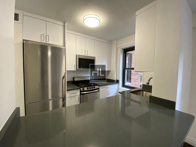 Building Photo - E 56th St | Sutton Place | 1BR / Flex-2 / 1BA | Avail June 1 | Doorman | Laundry | NO Broker's Fees!