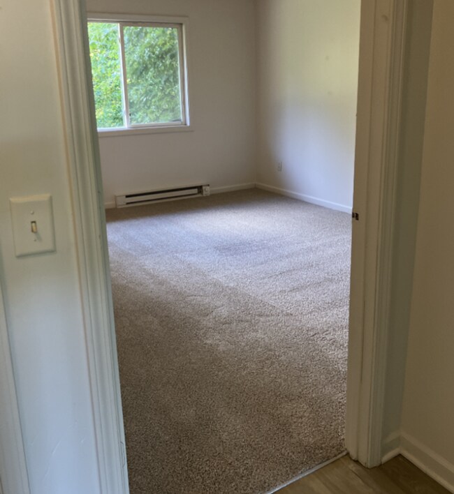 Building Photo - 3 Bedroom Home for rent in Newton, IA