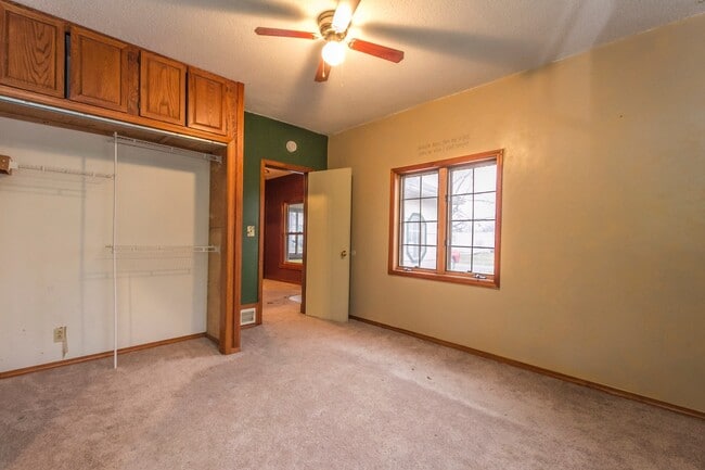 Building Photo - Spacious 3 bedroom with fenced in yard!