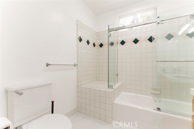 Building Photo - 2644 E Chevy Chase Dr