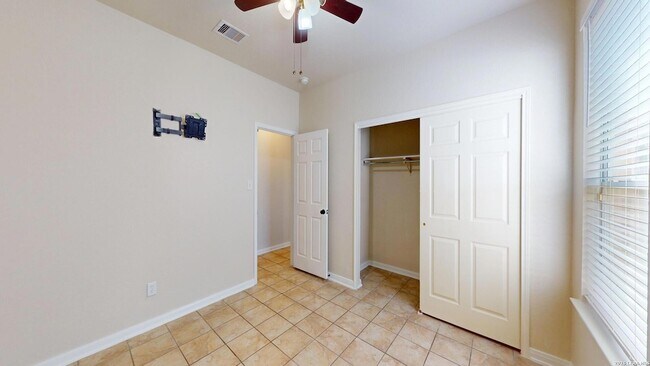 Building Photo - 101 Springtree Cliff