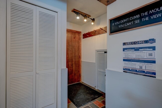 Building Photo - 46 Linderhof Golf Course Rd