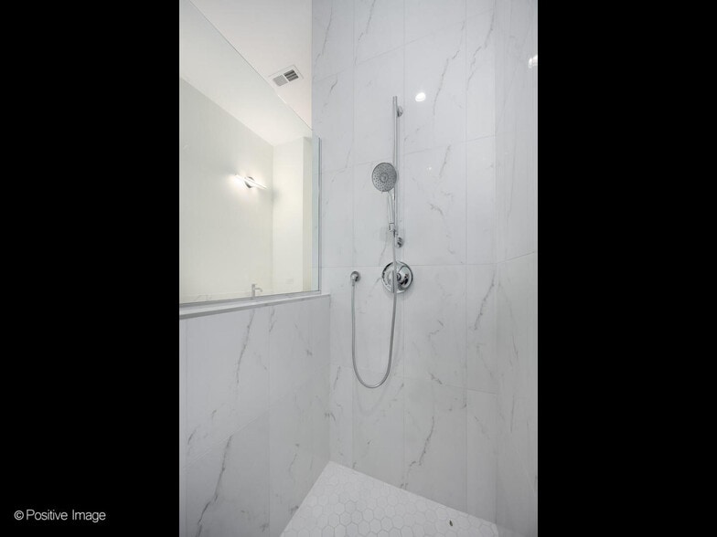 Building Photo - 3202 N Racine Ave