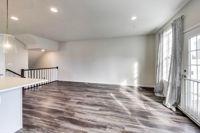 Building Photo - Luxurious on Lanham Hill - 3 + 3.5 Near New TH 3 bed + 3 Ba