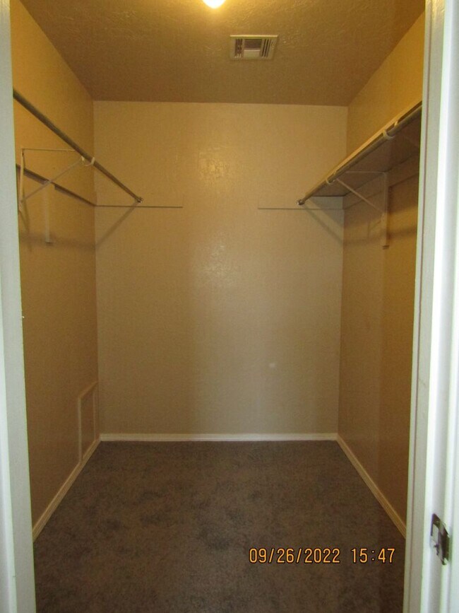 Building Photo - Very nice home located in the Rolling Hill...