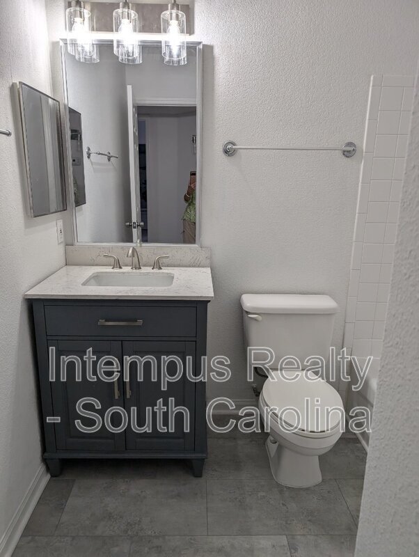 Building Photo - 897 Fording Island Rd