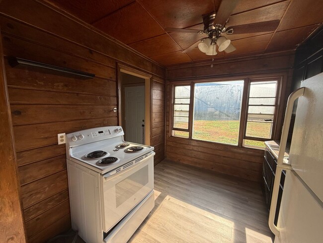 Building Photo - Two Bedroom, One Bathroom Home! Located Cl...