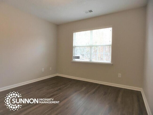 Building Photo - Beautiful End Unit Townhome in Mallard Creek!