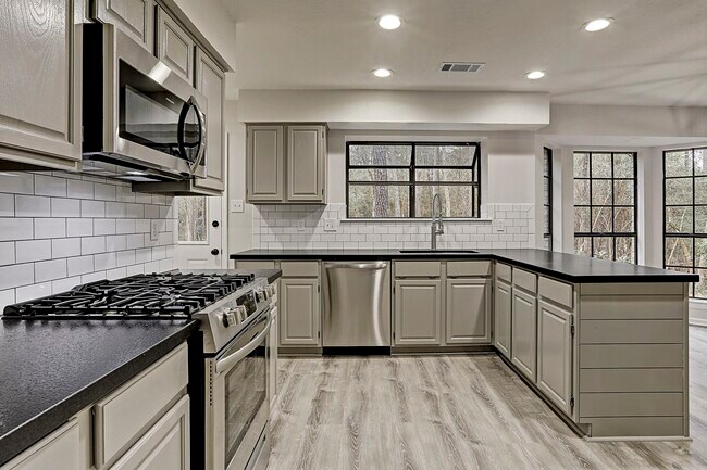 Building Photo - 2 Eagle Rock Pl