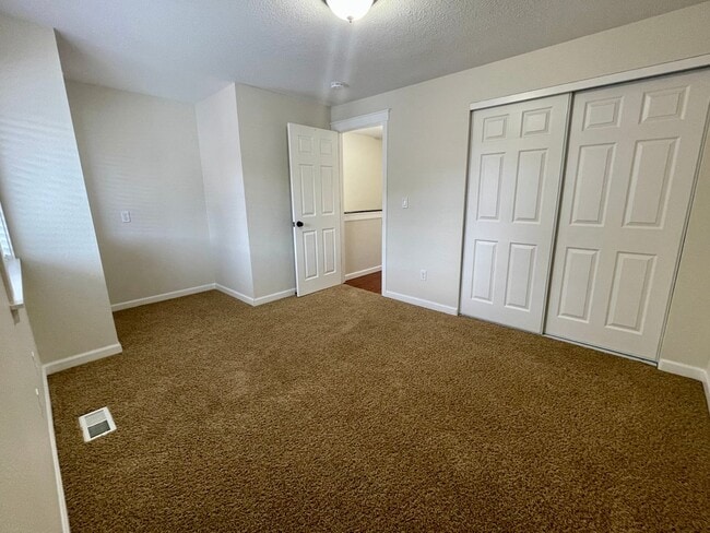 Building Photo - $500 off First Month's Rent- Updated N. Richland Townhome, Short Walk to the River!