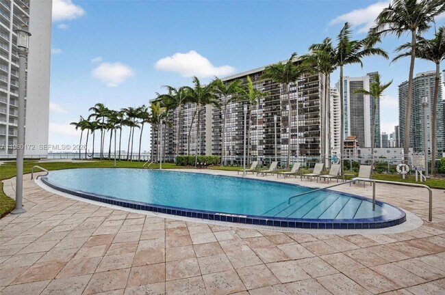 Building Photo - 601 NE 36th St