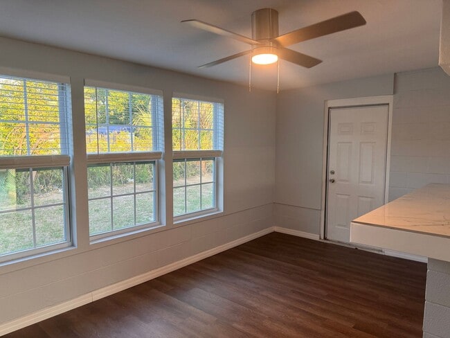 Building Photo - Renovated 2/2 available now !