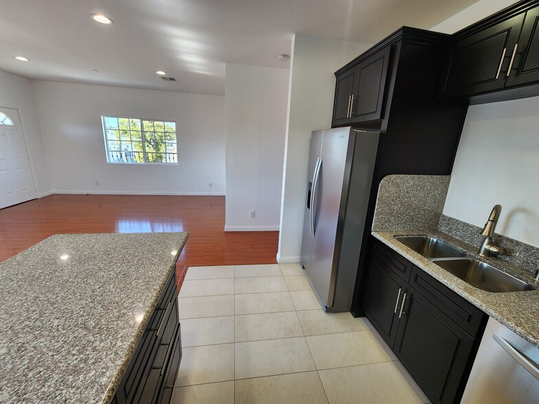 Building Photo - 1516 1/2 N Kingsley Dr