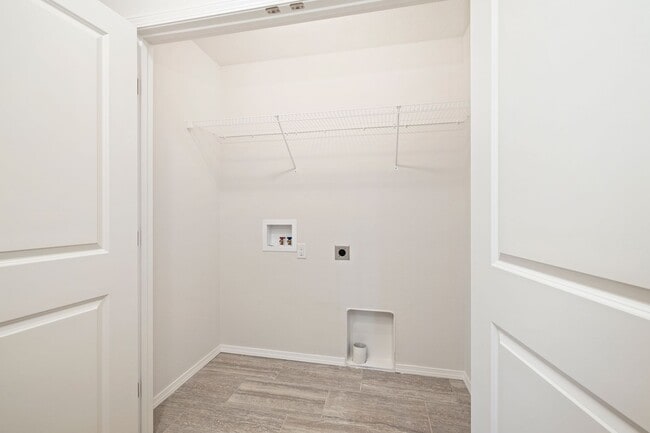 Building Photo - Like New 3 bed Duplexes