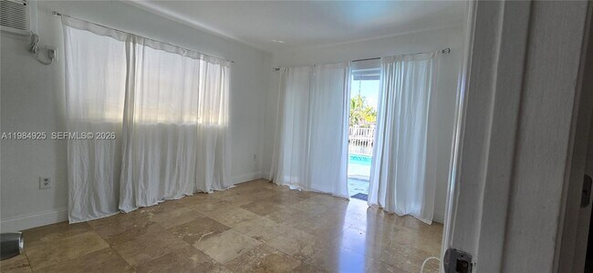 Building Photo - 2185 NE 123rd St