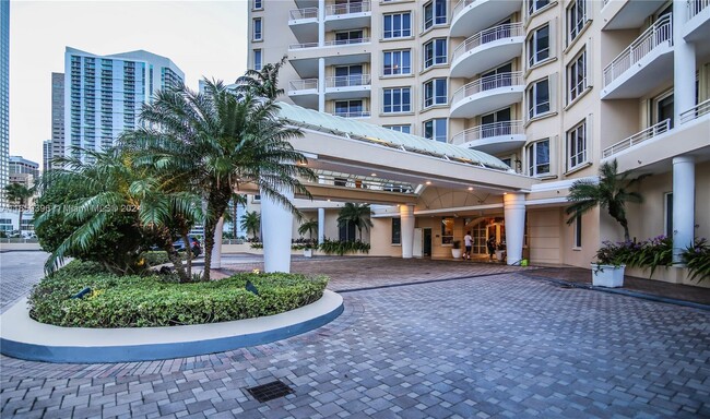 Building Photo - 888 Brickell Key Dr