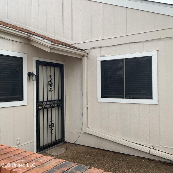 Building Photo - 139 Lakebend Cir