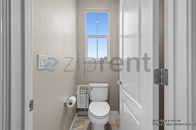 Building Photo - 137 Burbank St