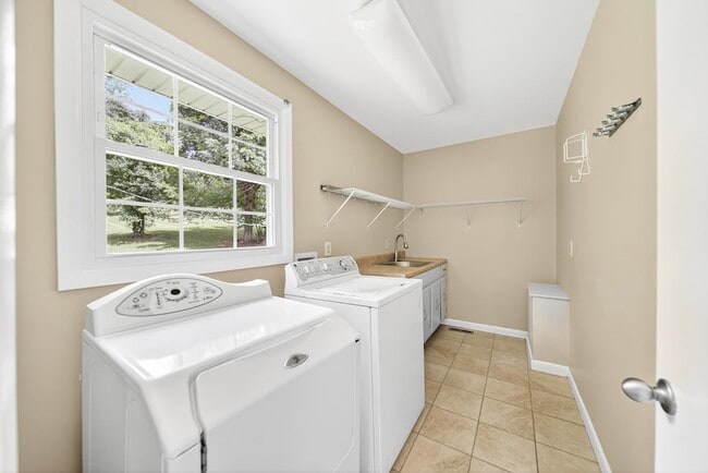 Building Photo - 121 Caldwell Dr