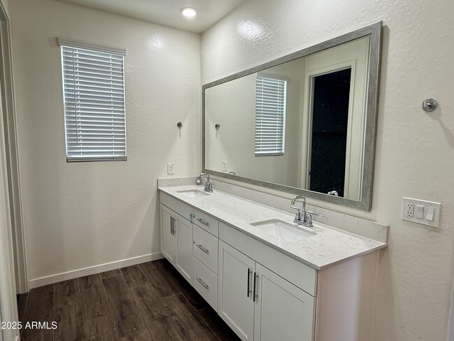 Building Photo - 955 E Danbury Dr