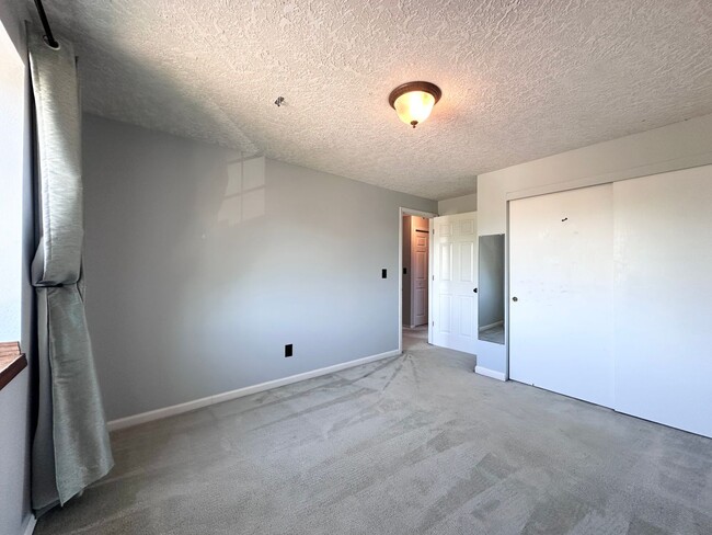 Building Photo - 3 Bed 2.5 Bath 3 Level Home w/ Furnished B...