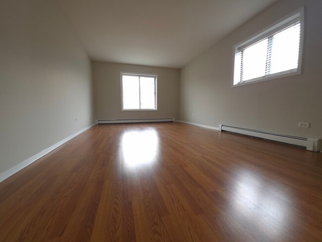 Building Photo - 412 E Bailey Rd