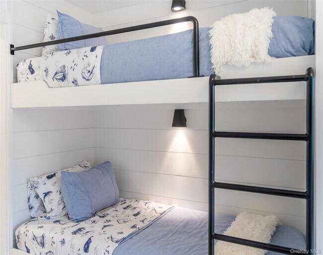 Building Photo - 17 Bayview Rd N