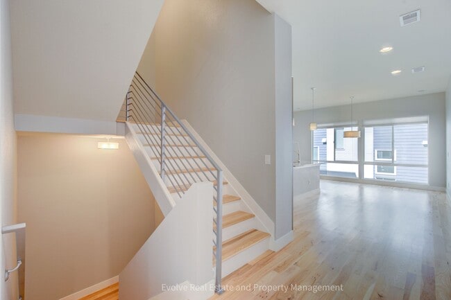 Building Photo - Evolve Real Estate: Gorgeous Townhome Near...