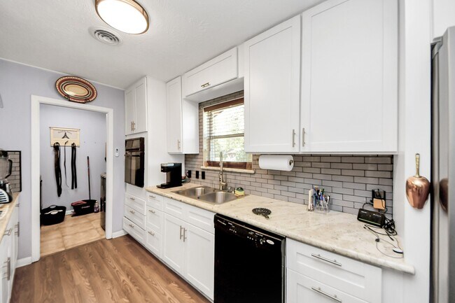 Building Photo - 142 Wall St