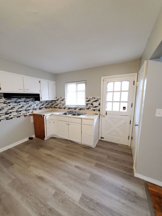 Building Photo - 3 BEDROOM SINGLE FAMILY HOME