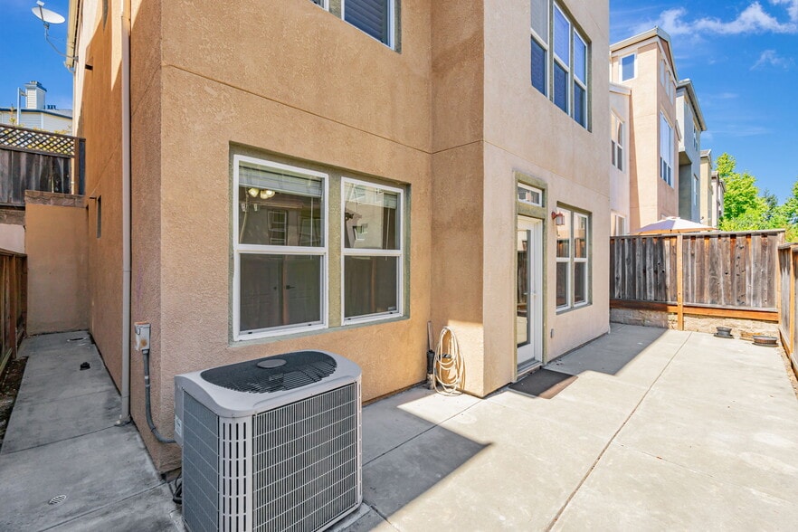 Building Photo - 2678 Deerwood Dr