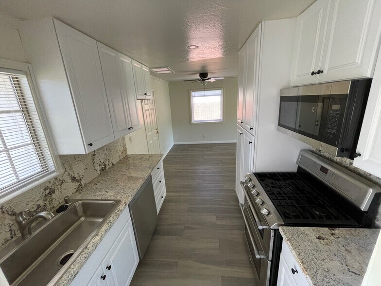 Building Photo - 8572 Oak Ave