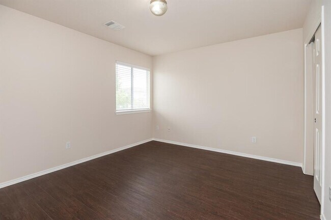 Building Photo - 516 Sweet Leaf Ln