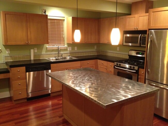 Building Photo - 3bd/2.25ba Seattle Home