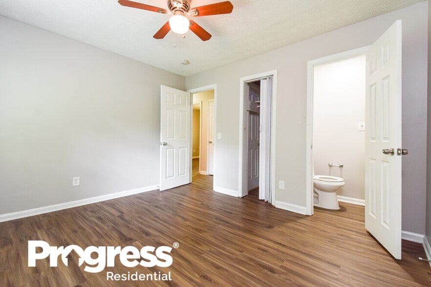 Building Photo - 900 Orris Ln