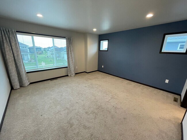 Building Photo - Spacious 4 Bed, 3 Bath Home in West Fargo