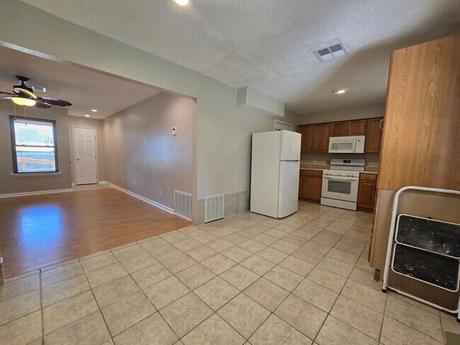 Building Photo - 3 Bed 1.5 Bath in Shawnee!