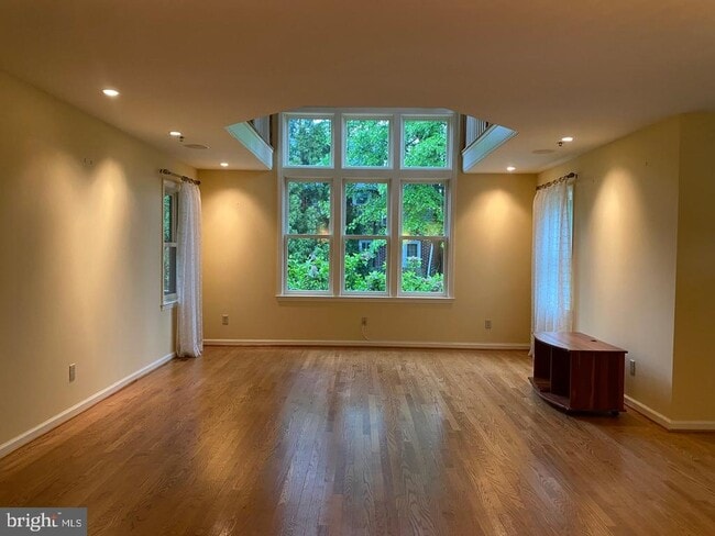 Building Photo - 108 E Park Pl