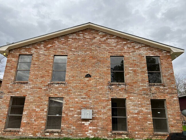 Building Photo - 2150 N Sherwood Forest Dr