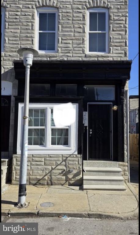 Building Photo - 201 N Rose St