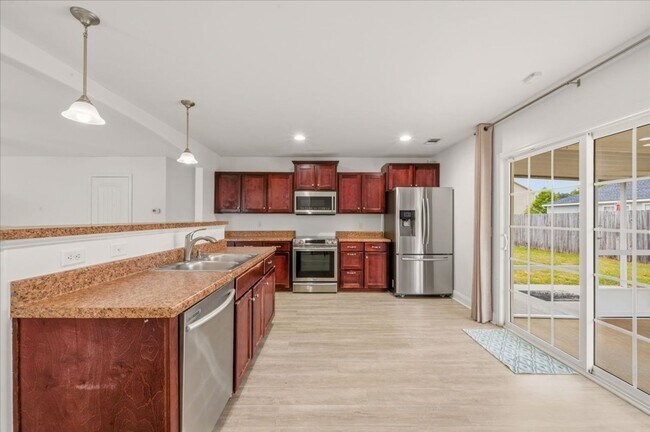 Building Photo - Spacious 5-Bedroom Home with Screened Patio & Private Fenced Yard in Guyton