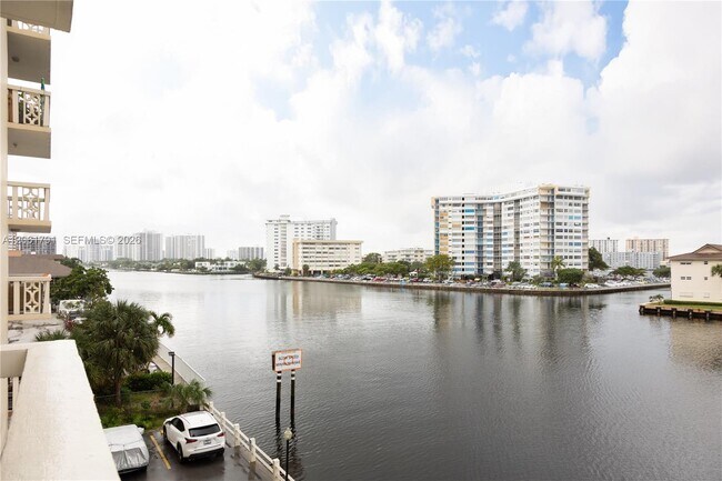 Building Photo - 1817 S Ocean Dr