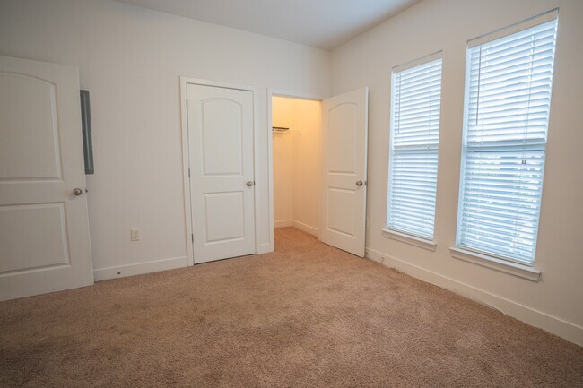 Building Photo - 1032 Skyline View Way