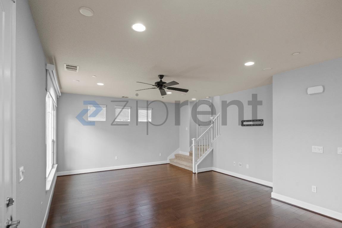 Building Photo - 328 Selby Lane