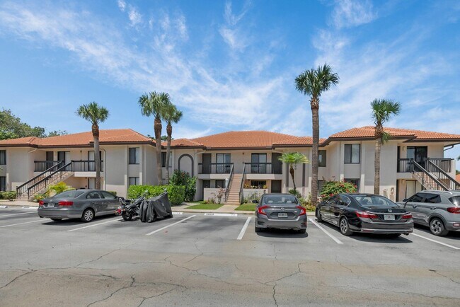Building Photo - 300 E Club Cir