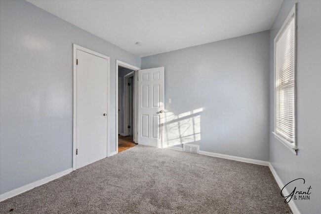 Building Photo - $1400 - Fully Renovated 3 Bed 1.5 Bath