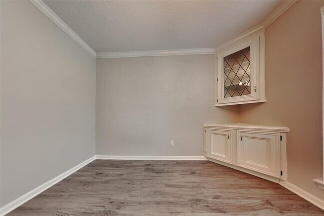Building Photo - 2206 Lakeville Dr